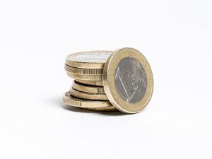Gerade bei Optionen hat man oft die Möglichkeit, Strategien zu fahren, bei denen man Aktien und Optionen direkt miteinander kombiniert. Dabei ist es oft möglich, in der Aktie selber zwar einen Verlust zu machen, durch die realisierten Prämien aber letztendlich einen Gewinn dastehen zu haben.