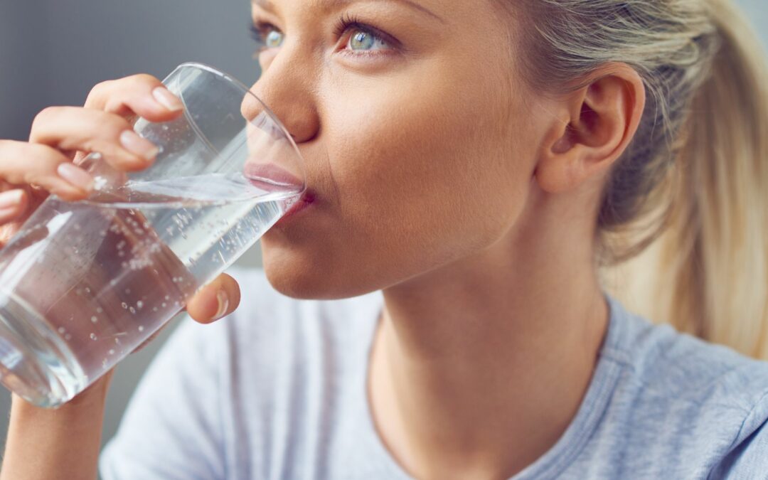 Wasser – Wie viel sollte man täglich trinken und welche Auswirkungen hat eine unzureichende Wasseraufnahme auf den Körper?